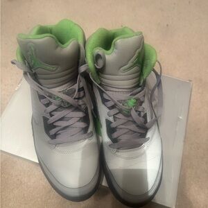 Air Jordan 5 Green bean.